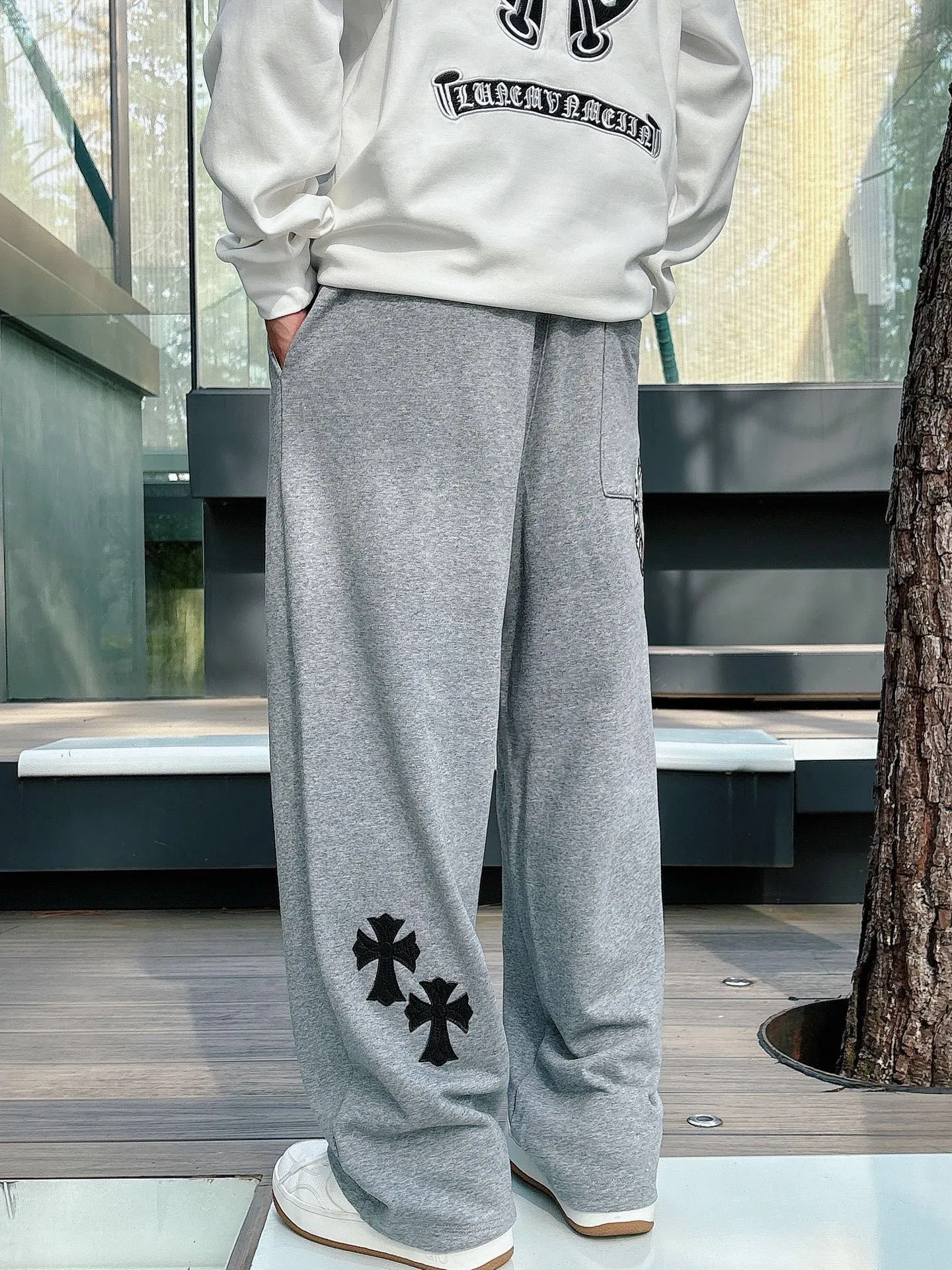 P486 ChromeHearts ChromeHearts terry pants. The pursuit of quality absolutely guarantees quality! The texture is clearly visible, the texture is soft, delicate and smooth, and the customized three-dimensional embroidery and leather craftsmanship are full of drape! The workmanship is fine and the shoulder lines are smooth. All imported chain machines are used to make the shoulder rolling strips. It has a certain thickness and is not made of cheap material but has a shiny feel that is comfortable and not tight on the upper body. It is the most avant-garde street item that can be easily matched by both men and women!  Color: black white Size: m-3xl Style number: 3750